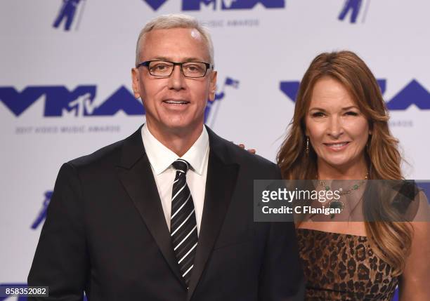 Dr. Drew Pinsky and wife Susan Pinsky attend the 2017 MTV Video Music Awards at The Forum on August 27, 2017 in Inglewood, California.