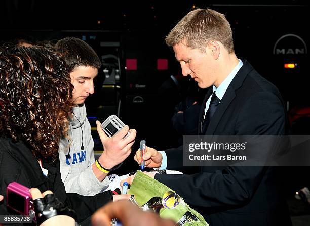 Bastian Schweinsteiger is seen with fans prior to a Bayern Muenchen press conference at the hotel Rey Juan Carlos I on April 7, 2009 in Barcelona,...