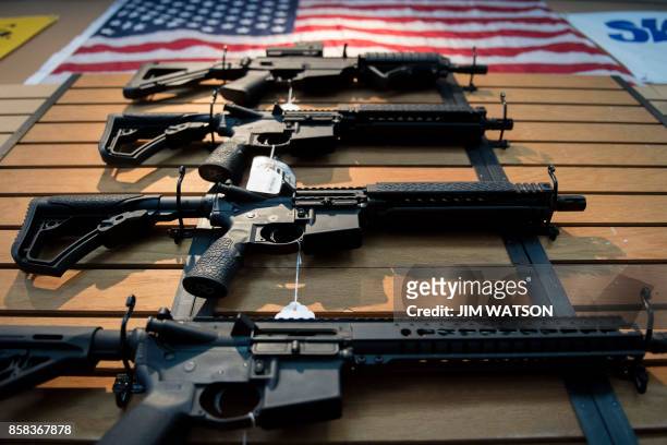 Assault rifles hang on the wall for sale at Blue Ridge Arsenal in Chantilly, Virginia, on October 6, 2017. / AFP PHOTO / JIM WATSON