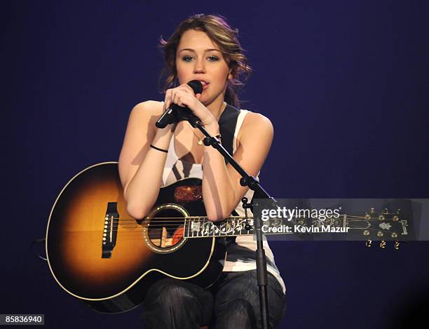 Miley Cyrus performs during her "Best of Both Worlds" tour at Nassau Coliseum on December 27, 2007 in Uniondale, New York.