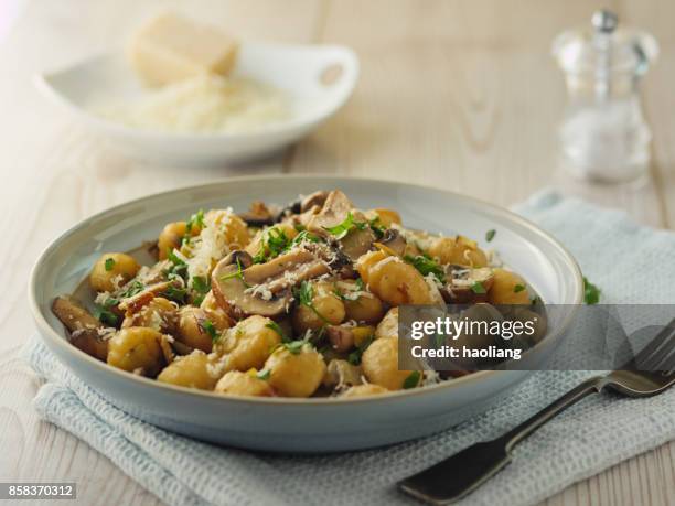 gnocchi di funghi - regno dei funghi foto e immagini stock