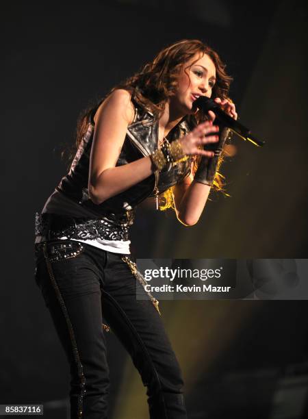 Miley Cyrus performs during her "Best of Both Worlds" tour at Nassau Coliseum on December 27, 2007 in Uniondale, New York.