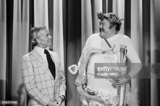 Pictured: Host Johnny Carson with actor Pat McCormick during a segment on February 15, 1977 --