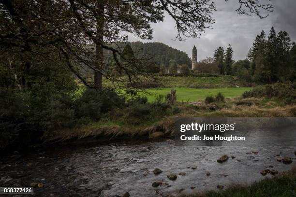 pastoral glendalough - irish round tower 個照片及圖片檔