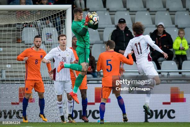 Bart Ramselaar of Jong Oranje, Emsis Eduards of Jong Letland, Denzel Dumfries of Jong Oranje, goalkeeper Justin Bijlow of Jong Oranje, Thomas Ouwejan...