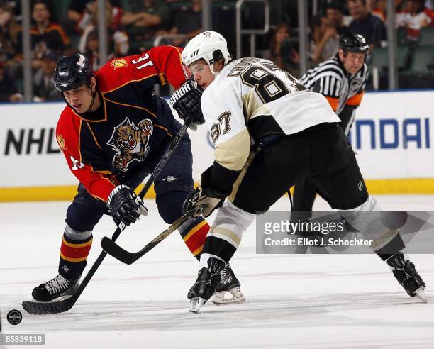 Nathan Horton of the Florida Panthers faces off against Sidney Crosby of the Pittsburgh Penguins at the Bank Atlantic Center on April 5, 2009 in...