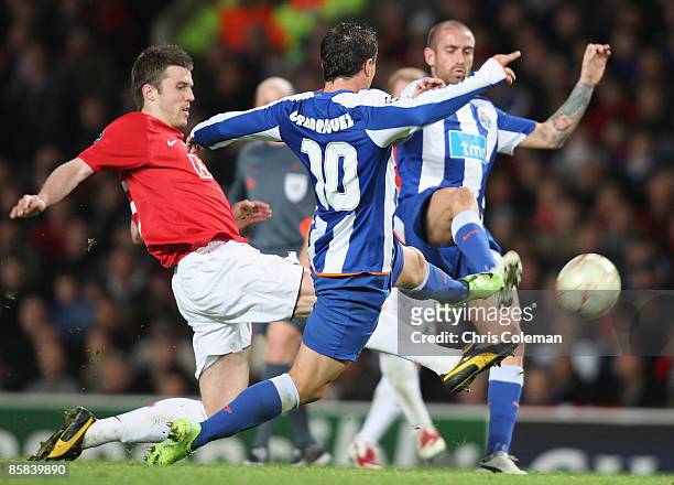 Michael Carrick of Manchester United clashes with Cristian Rodriguez and Raul Meireles of FC Porto during the UEFA Champions League Quarter-Final...