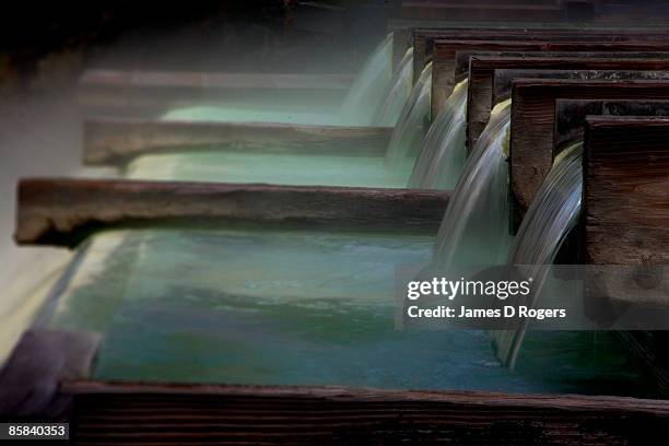 japanese hot springs - fonte termal imagens e fotografias de stock