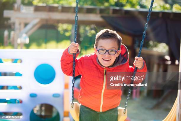 Barn med Downs syndrom glad utomhus