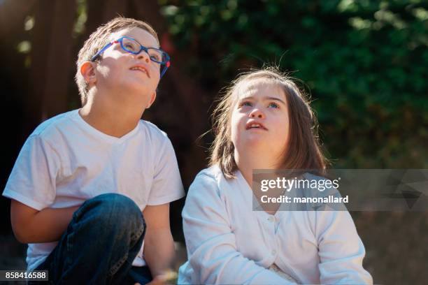 Jonge zus en broer met syndroom van down gelukkig outdoors