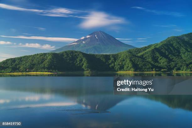 mt. fuji as seen from lake kawaguchikou - lake kawaguchi imagens e fotografias de stock