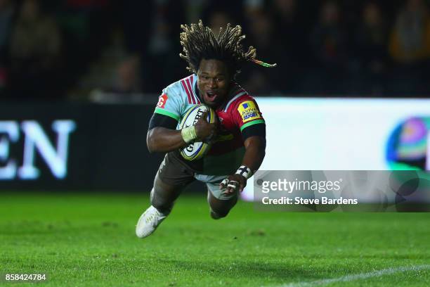 Marland Yarde of Harlequins scores a try during the Aviva Premiership match between Harlequins and Sale Sharks Sharks at Twickenham Stoop on October...