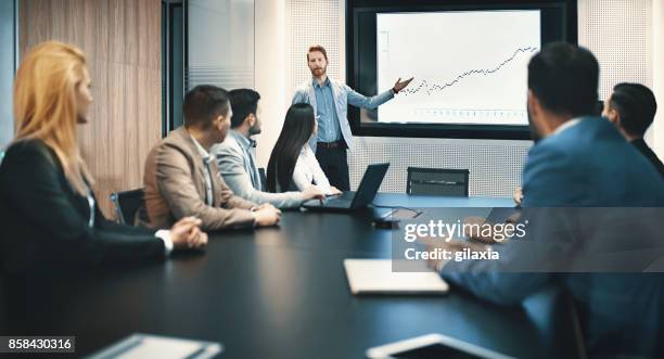 sitzung im sitzungssaal. - bürobesprechung stock-fotos und bilder