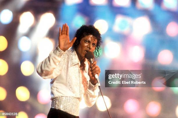 And Michael JACKSON, Michael Jackson performing on stage - Jackson 5 Victory Tour