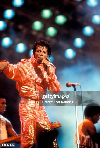And Michael JACKSON, Michael Jackson performing on stage - Jackson 5 Victory Tour