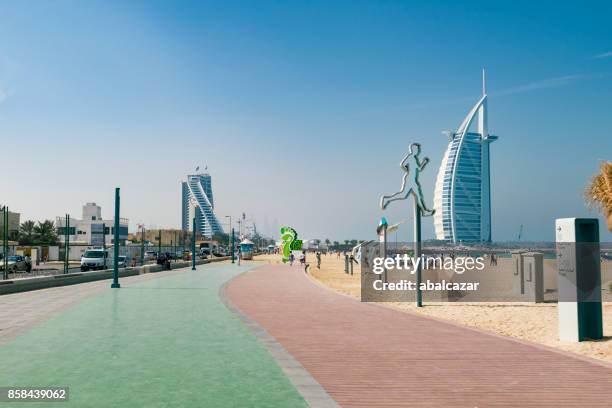 atletiekbaan in jumeira beach - dubai jumeirah beach stockfoto's en -beelden