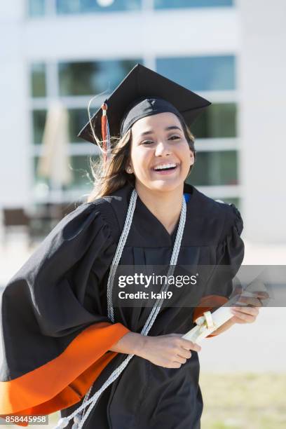 jonge vrouw die afstudeerde aan de middelbare school of universiteit - laatstejaars high school stockfoto's en -beelden