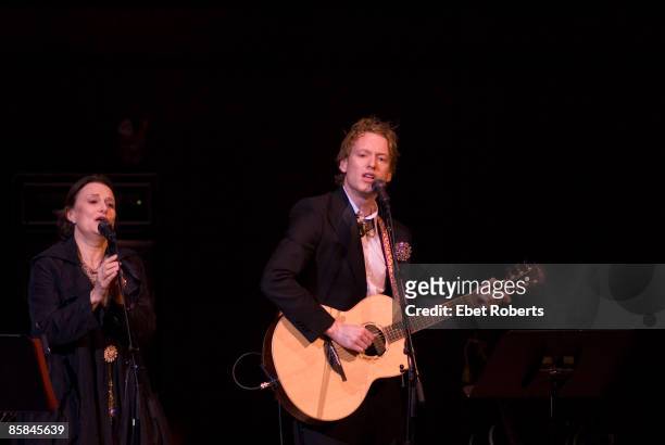 Photo of Linda THOMPSON and Teddy THOMPSON, Linda Thompson & Teddy Thompson performing at the Wainwright Family and Friends Christmas concert