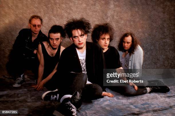 Boris WILLIAMS and Simon GALLUP and Robert SMITH and Porl THOMPSON and Perry BAMONTE and The CURE; L-R: Boris Williams, Simon Gallup, Robert Smith,...