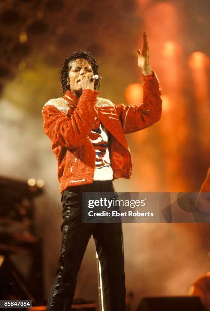 And Michael JACKSON, Michael Jackson performing on stage - Jackson 5 Victory tour