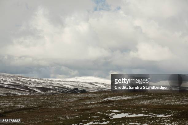 winter landscape at cow green reservoir, county durham. - teesdale stock-fotos und bilder