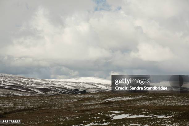 winter landscape at cow green reservoir, county durham. - teesdale ストックフォトと画像