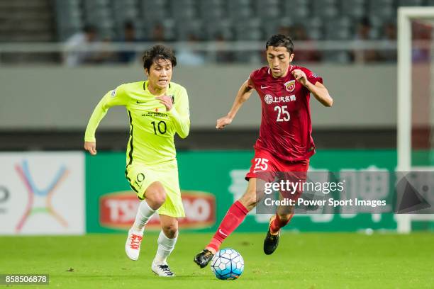 Shanghai SIPG FC midfielder Akhmedov Odil fights for the ball with Urawa Red Diamonds midfielder Kashiwagi Yosuke during the AFC Champions League...