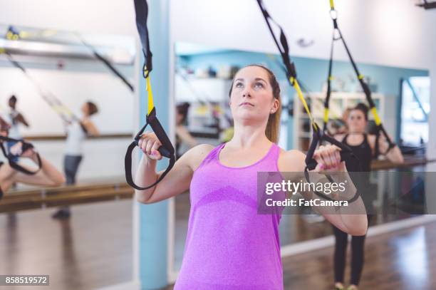 組的婦女做 trx 鍛煉 - fat lady in leggings 個照片及圖片檔