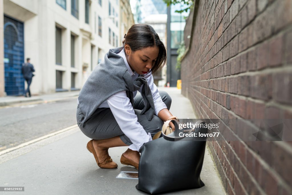 Zakenvrouw controleren haar portemonnee in een haast