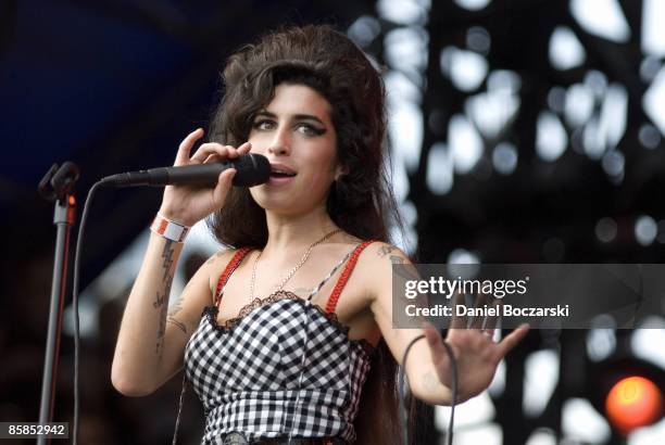 Photo of Amy WINEHOUSE, Amy Winehouse performing on stage