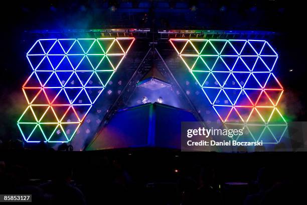 Photo of DAFT PUNK and Thomas BANGALTER and Guy Manuel de HOMEM CHRISTO, Daft Punk performing, stage show and lights