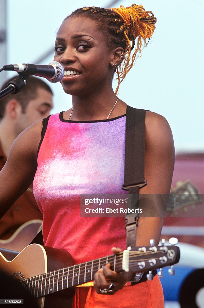 Photo Of Skye EDWARDS And MORCHEEBA Skye Edwards Performing On Stage photo-of-skye-edwards-and-morcheeba-skye-edwards-performing-on-stage