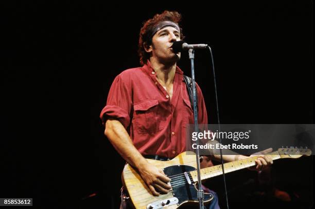 Photo of Bruce SPRINGSTEEN; Bruce Springsteen performing on stage