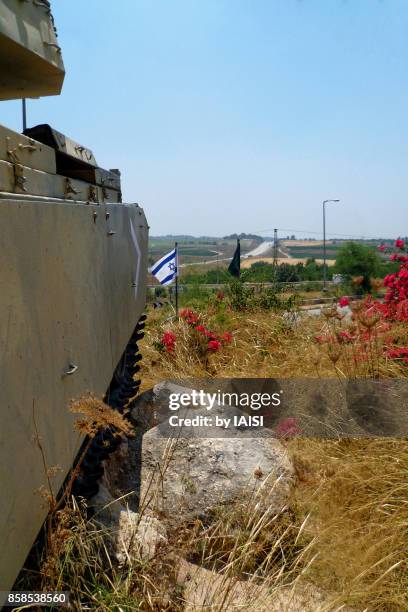 an old tank at the entry to the plain of latrun and israeli flag, central israel - 1948 stock pictures, royalty-free photos & images