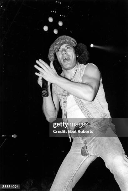 Photo of Brian JOHNSON and AC/DC, Brian Johnson performing on stage