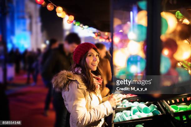 donna al mercatino di natale festivo - national day of belgium 2016 foto e immagini stock