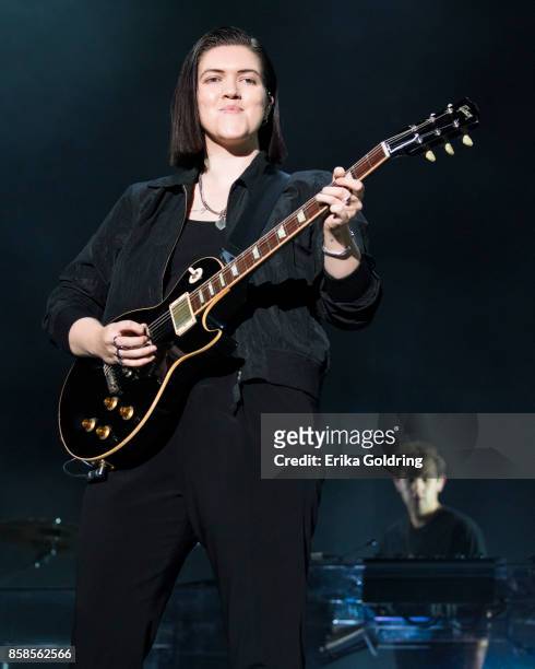 Romy Madley Croft and Jamie xx of The xx perform during Austin City Limits Festival at Zilker Park on October 6, 2017 in Austin, Texas.