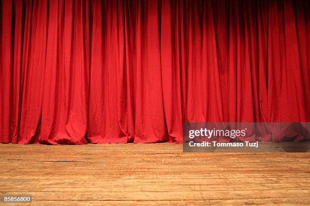 stage curtain - rideau de scène photos et images de collection