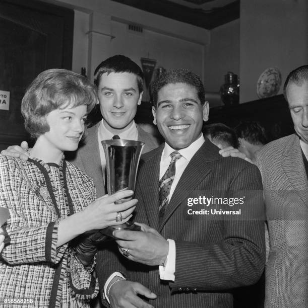Dubonnet Oscars for boxers – Omrane Sadok hold the cup that he has just received. He’s surrounded by French actress Romy Schneider and the French...