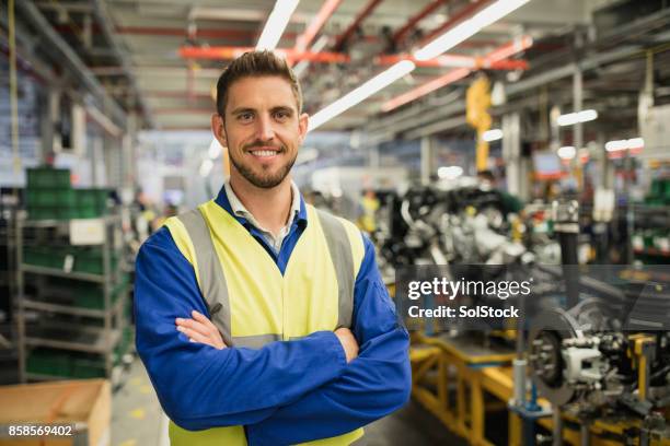 portrait of a factory worker - profissão em fabrico imagens e fotografias de stock
