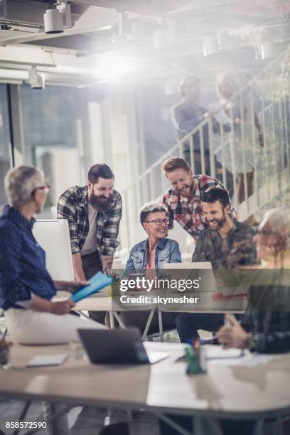 Computer Crowd Image Crowd Looking At Laptop Photos and Premium High Res Pictures - Getty Images
