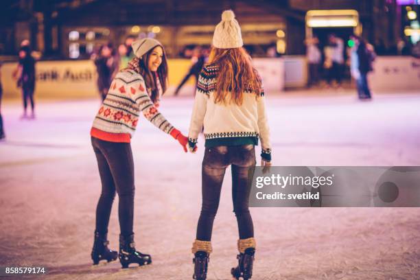 el invierno es para divertirse - ice skating fotografías e imágenes de stock