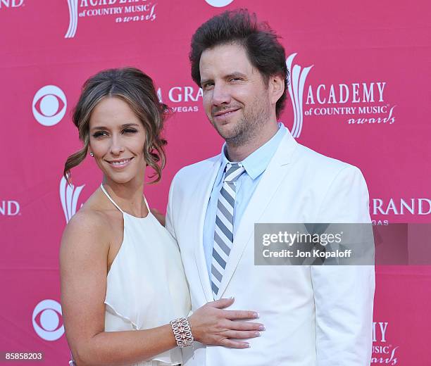 Actress Jennifer Love Hewitt and actor Jamie Kennedy arrive at the 44th Annual Academy of Country Music Awards Arrivals at the MGM Grand Arena on...