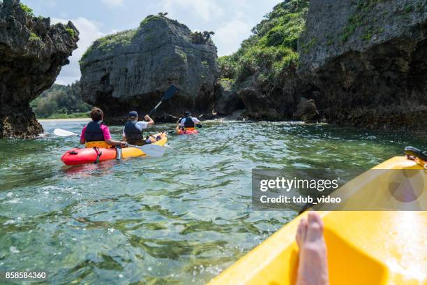 kajakfahren in okinawa - okinawa prefecture stock-fotos und bilder