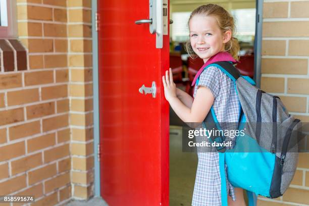 förskola grundskola flicka student anländer för klass - first day of school bildbanksfoton och bilder