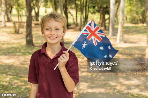 bandera australiana agitando por muchacho estudiante de escuela primaria para el día de australia - día de australia fotografías e imágenes de stock