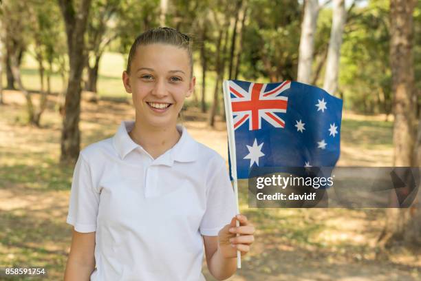 bandera australiana ondeando secundaria chica estudiante para el día de australia - día de australia fotografías e imágenes de stock
