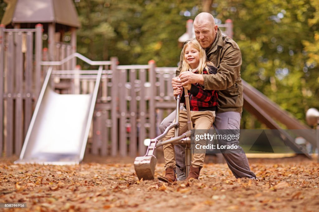 Vader en mooie jonge blonde dochter in herfst Park