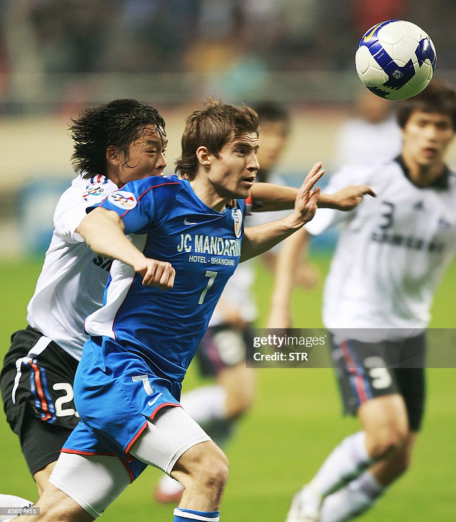 Hleb of China's Shanghai Shenhua (R) fig