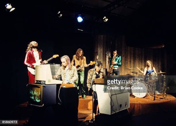 Phil Manzanera, Brian Eno, Rik Kenton, Bryan Ferry, Andy Mackay, Paul Thompson, Roxy Music performing at the Royal College Of Art video studio in...